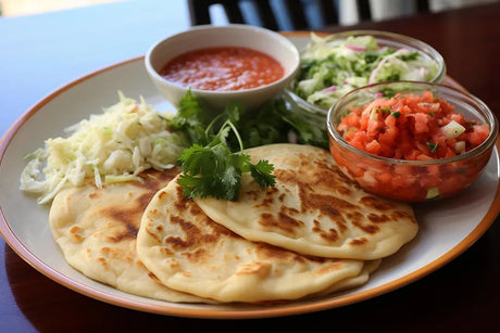 ¿Cómo acompañar tus pupusas salvadoreñas con ingredientes y salsas latinas?