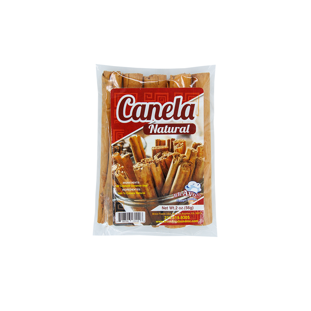 Canela natural en rama sobre fondo blanco, especia latina auténtica